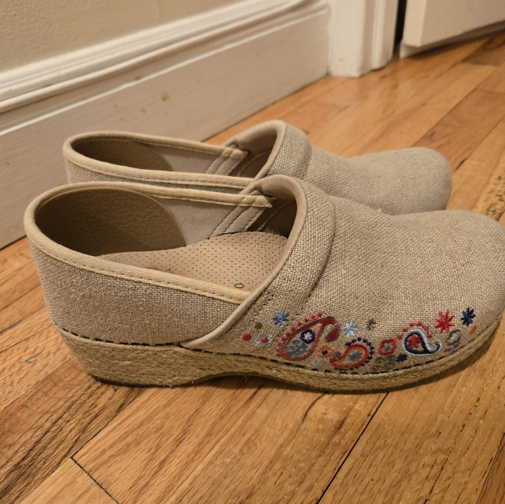Dansko Clogs – Size 40 – Embroidered Linen Style